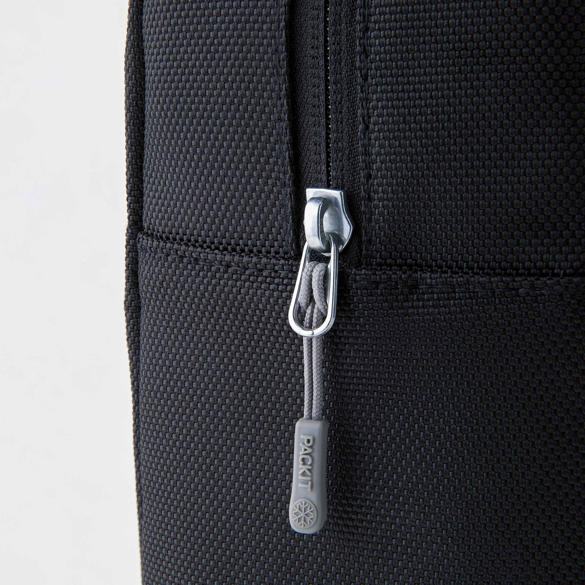 freezable-wine-carrier-f0 freezable-wine-carrier-black-ecofreeze-plus-zoom-zipper-pull.jpg